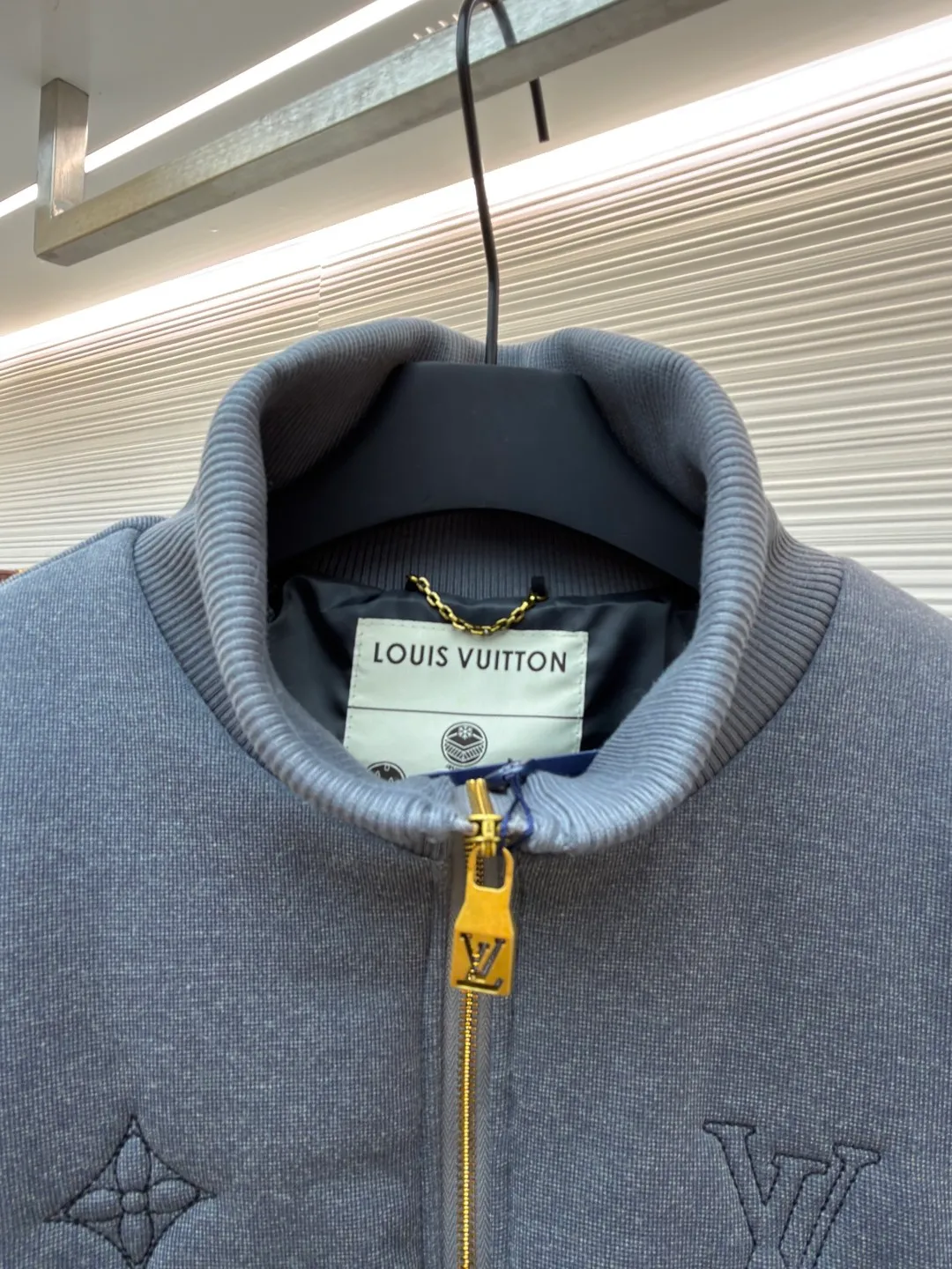 LOUIS VUITTON SKI ski series intarsia embroidered knitted cotton jacket ●Original version: purchased and developed by 32326 ●Item number: 1681833-C30 ●Fabric: cotton fabric ●Technology: knitted embroidery production ●Color: gray ●Version: fitted version ●Weight: about 1175 grams ●Size: 46-48-50-52 ●Description: This LV stand-collar jacket is made of high-density waffle knitted fabric. The surface presents the brand's classic Monogram elements (LV logo, four-leaf flower, star pattern) through the same color three-dimensional embossing process. The embossing depth is even, and the texture is low-key and layered. The placket uses a gold-plated metal zipper with precise and smooth chain teeth. The zipper head is embedded with the LV logo, and the details enhance brand recognition. The collar, cuffs and hem are all ribbed with the same fabric, with moderate elasticity to fit the body shape while ensuring wearing comfort. The body is filled with lightweight thermal cotton, which is evenly fixed through quilting technology, taking into account both bulkiness and warmth. The overall shape is a loose shoulder design, taking into account both casualness and practical wearability. It is an autumn and winter item that combines craftsmanship with brand aesthetics. The overall wiring is straight and delicate, the fabric is comfortable and soft, and the color is consistent without color difference. It can be matched with the same style to create a fashionable look and control various occasions. Customized accessories, complete with three standards, same style for men and women!